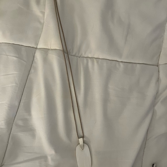 Kendra Scott Jewelry - Elegant White Pendant Necklace